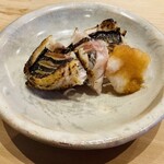 すしやのたい悟 - タカベ　炙り　式根島。あしらいに、おろし。紫外線と風と魚介類は高相性。伊豆七島の夏の味。足元が浜。