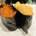 すしやのたい悟 - ウニ　ラッコのらーちゃんがこっちを見ている。　　いくら　熊のヨリーも。※ヨリーはツキノワです。