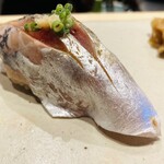 すしやのたい悟 - アジ　うるうるの生姜と繊細なネギ。土のものたちが寄り添うは猫が大好きな青魚！人も私も。