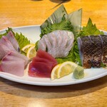 旬彩酒房 わらじ - 刺身4種（たい、まぐろ、しめさば、かんばち）