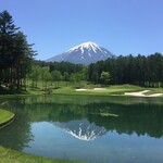 鳴沢ゴルフ倶楽部 - 8番ホール逆さ富士(ショート、ティーイングエリアからグリーン方面眺望)