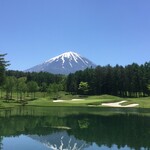 鳴沢ゴルフ倶楽部 - 8番ホール逆さ富士(ショート、ティーイングエリアからグリーン方面眺望)