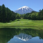鳴沢ゴルフ倶楽部 - 逆さ富士(7番ホールグリーンからティーイングエリア方面眺望)