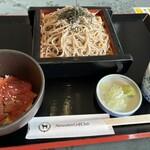 鳴沢ゴルフ倶楽部 - マグロ小丼とそば(冷、温選択可)