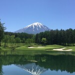 鳴沢ゴルフ倶楽部 - 8番ホール逆さ富士(ショート、ティーイングエリアからグリーン方面眺望)