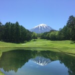 鳴沢ゴルフ倶楽部 - 逆さ富士(7番ホールグリーンからティーイングエリア方面眺望)