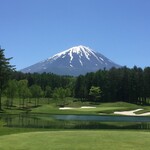 鳴沢ゴルフ倶楽部 - 8番ホール逆さ富士(ショート、ティーイングエリアからグリーン方面眺望)