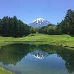 鳴沢ゴルフ倶楽部 - 逆さ富士(7番ホールグリーンからティーイングエリア方面眺望)