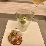 ビストロ プレザン - 前菜前のアミューズ　いちじくと生ハム✨そしてチーズとシャインマスカットの相性が抜群✨