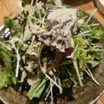 金剛商店138番地 - サービスのサラダ。胡麻メインのドレッシングがうまし
