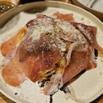 金剛商店138番地 - 生ハムと柿。下に甘いフレンチトーストも入っています。一緒に食べると幸福間違いなし