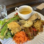 ムリーノ - 新鮮なお野菜ばかりを使っているし、食べた事のない野菜もあり、鶏肉と鰯のフライもありの盛り沢山です。