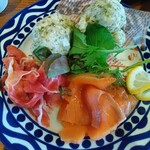 goodspoon 武蔵小杉店 - 前菜3種盛り（生ハム、サーモン、あおさのゼッポリーニ）　※ゼッポリーニは4個です（写真は2個食べた後）