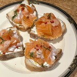 Trattoria DUE - 自家製スモークサーモンとマスカルポーネのカナッペ