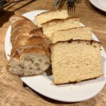 Trattoria DUE - バゲットはおかわり可能