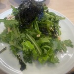 かきのおきて - 春菊とパクチーと蒸し鶏のサラダ 732円（税込）