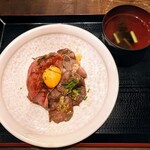 肉処くろべこや - 「ローストビーフと牛たんの至高ハーフ丼」②