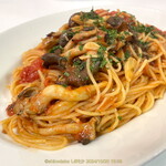 ガストロノミア ヨシ - きのこたっぷりのアラビアータ・スパゲティ（大辛・大盛りの特別仕様）