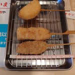 串カツ田中 - 定番５本盛（牛、豚、玉ねぎ、レンコン、海老様）910円　牛さん