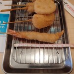 串カツ田中 - 定番５本盛（牛、豚、玉ねぎ、レンコン、海老様）910円　海老様