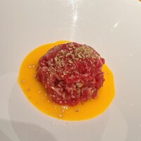 ビーフキッチン 恵比寿店 - シンタマのユッケ。卵黄に絡めていただきます
