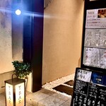 酒-LABO YAMADA - 入口から階段を登ります