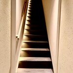 酒-LABO YAMADA - 入口から階段を登り2階へ　2階に上がり右手です（左は寿司店）