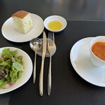 DADA - スープとサラダとパンが来る