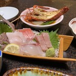 魚拓荘　鈴木屋 - 料理写真:刺身盛り合わせ