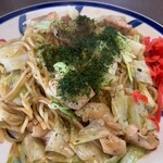 蛸八 - 具材はシンプルに、鶏肉とキャベツのみ。
甘辛い蛸八オリジナルのタレと、福井市内の製麺所に特注で作ってもらっている麺がしっかり絡み合います。