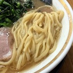 横浜家系ラーメン 三郷家 - 大橋製麺多摩の中太麺。