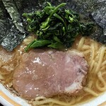 横浜家系ラーメン 三郷家 - チャーシュー＆ほうれん草。