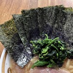 横浜家系ラーメン 三郷家 - 海苔増しは5枚100円。