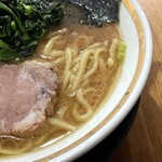 横浜家系ラーメン 三郷家 - バランスが良くコクのあるスープ。