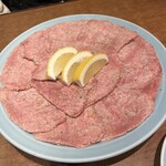 焼肉 静龍苑 - タン塩×2(レモンは3だけど)