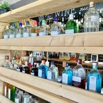 ニーナの台所  ​せんげん台東店 - お酒もズラーッと並んでいます。