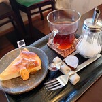 ココカフェ - ホットティー(ミルク)と陣地ーズケーキ