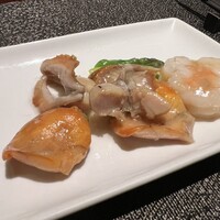中国飯店 富麗華 - 赤貝とエビ