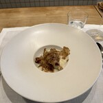 シャントレル - 7皿目
      白トリュフ、ポーチドエッグ、根セロリのピューレ、ジロール茸。
      