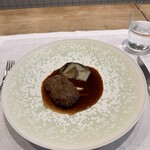 シャントレル - 10皿目
      鹿のヘーゼルナッツ、キノコのパウダーのパン粉焼き。