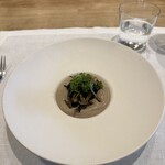 シャントレル - 4皿目
      セップのムース、ボタンエビ、蜂蜜ワインビネガーでマリネしたシャントレル、トランペット茸。