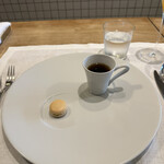 シャントレル - 2皿目
      キノコのコンソメ
      フォアグラのマカロン