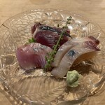 すしやのたい悟 - 4品目　刺身　鰹炙り・鰆・縞鯵