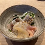 すしやのたい悟 - 2品目　刺身サラダ仕立て　しめ鯖・鰯・帆立・赤貝・しらさぎ