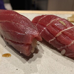 すしやのたい悟 - 7品目　握り　まぐろ〔左赤身、右中トロ〕