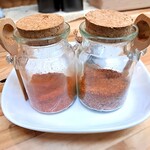 ほっこり食堂 どて煮専門店 - 一味唐辛子と七味唐辛子