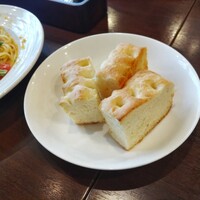 トラットリア イル レガーロ - 本日のパスタランチセット(サワラとルッコラ・フレッシュトマトのスパゲッティ)  1848円  とパン  トラットリア イル レガーロ - 本日のパスタランチセット(サワラとルッコラ・フレッシュトマトのスパゲッティ)  1848円  とパン