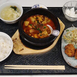 芙蓉苑 - 麻婆豆腐定食　ご飯少なめ·デザート無しでオーダーしたのに…