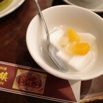 景徳鎮 新館 - 定食に付いてくる杏仁豆腐