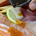 若松食堂 - 山葵を溶いた醤油を回しかける